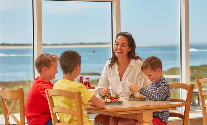 Boathouse Bar & Restaurant